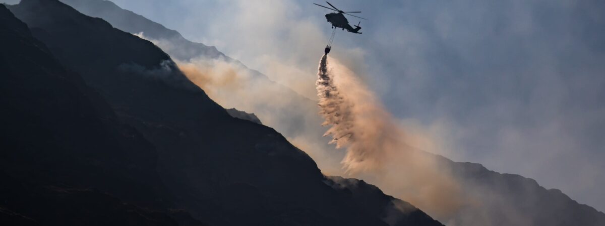 Un hélicoptère survolant l'incendie du Parc National de Killarney - © gabriel12