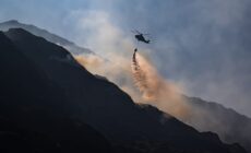 Un hélicoptère survolant l'incendie du Parc National de Killarney - © gabriel12
