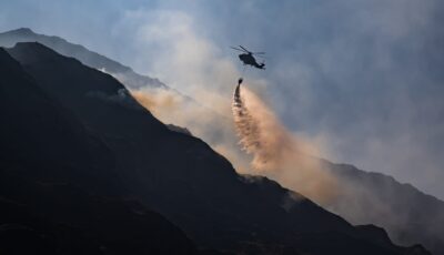 Un hélicoptère survolant l'incendie du Parc National de Killarney - © gabriel12