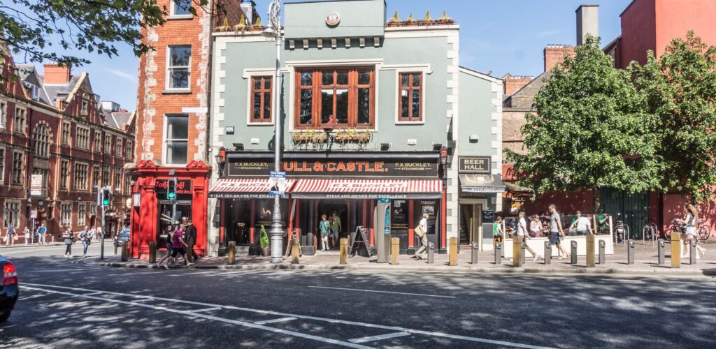 Le Bull & Castle Pub - William Murphy - cc