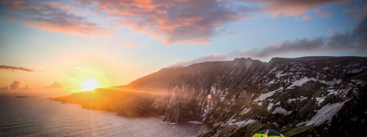 Un bivouac face aux falaises de Slieve League - © Uli