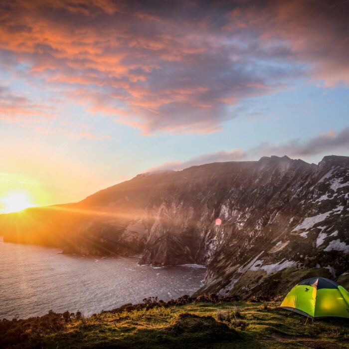 Un bivouac face aux falaises de Slieve League - © Uli