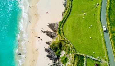 Vue aérienne de la Coumeenole beach - © Michael