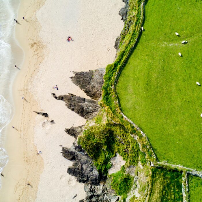 Vue aérienne de la Coumeenole beach - © Michael