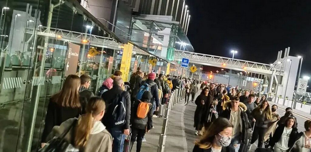 File d'attente pour la sécurité à l'aéroport de Dublin - @frielfree