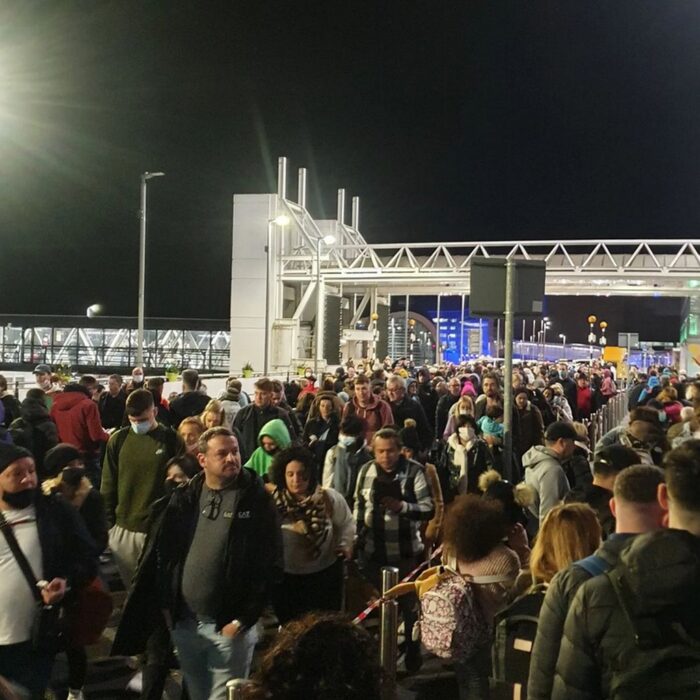 Queue interminable à l'aéroport de Dublin - @dog_n_dad - Instagram