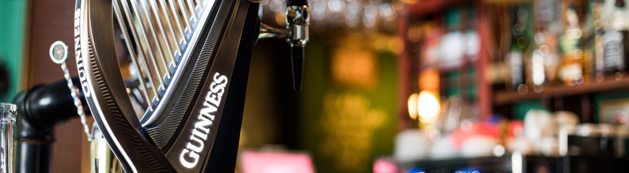 Une pompe à bière Guinness en forme de harpe - © bizoo_n