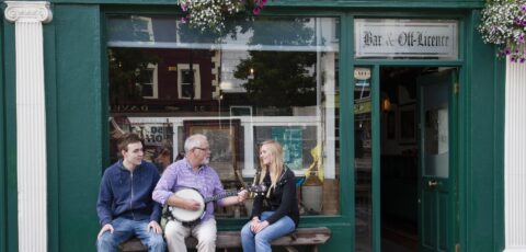 Une session de musique traditionnelle irlandais dans un irish pub, où Dirty Old Town est interprété - © Stephen Power - Tourism Ireland