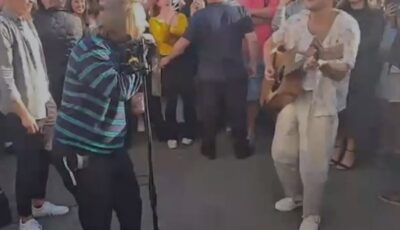 Niall Horan et Lewis Capaldi, chantant dans une rue de Dublin