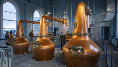 Les alambics en cuivre de Titanic Distillers - © Tourism Ireland. © Chris Hill Photographic