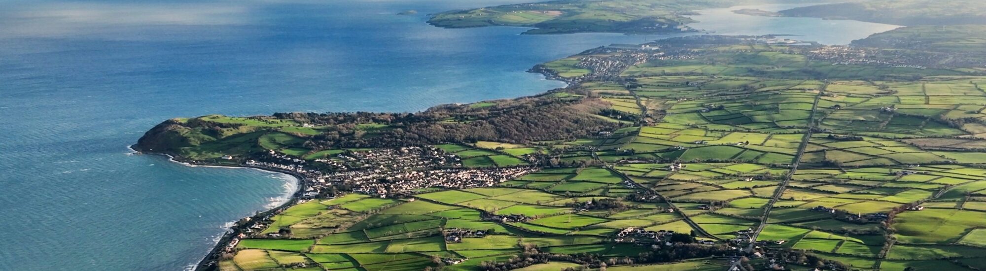 Vue aérienne de Ballygally en Irlande du Nord - © peter 