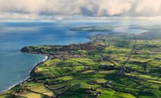 Vue aérienne de Ballygally en Irlande du Nord - © peter