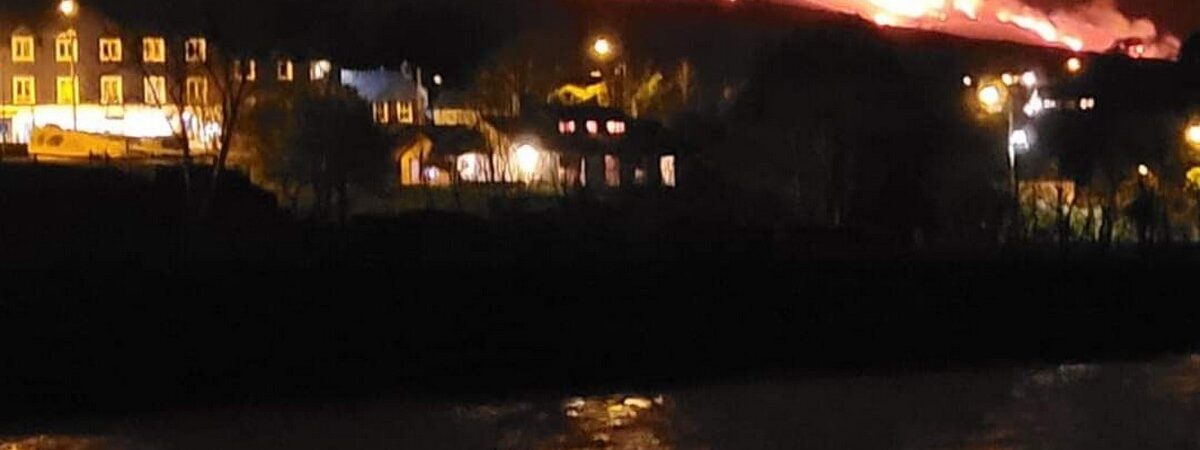Mount Gabriel en flamme, près de Schull - Gavin O Callaghan - @gavinocal - TWITTER