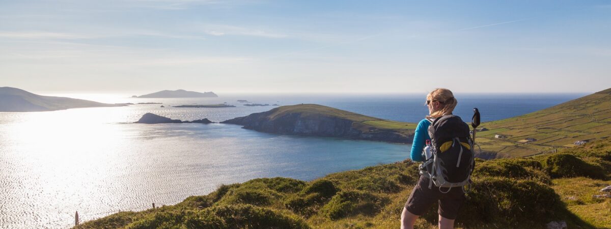 Une randonneuse en Irlande, du côté de Dingle - © senicer 