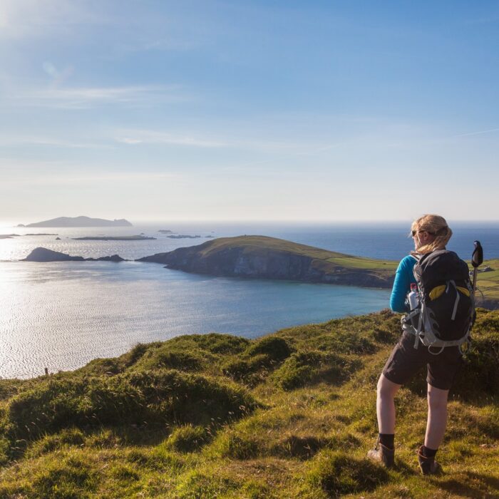 Une randonneuse en Irlande, du côté de Dingle - © senicer