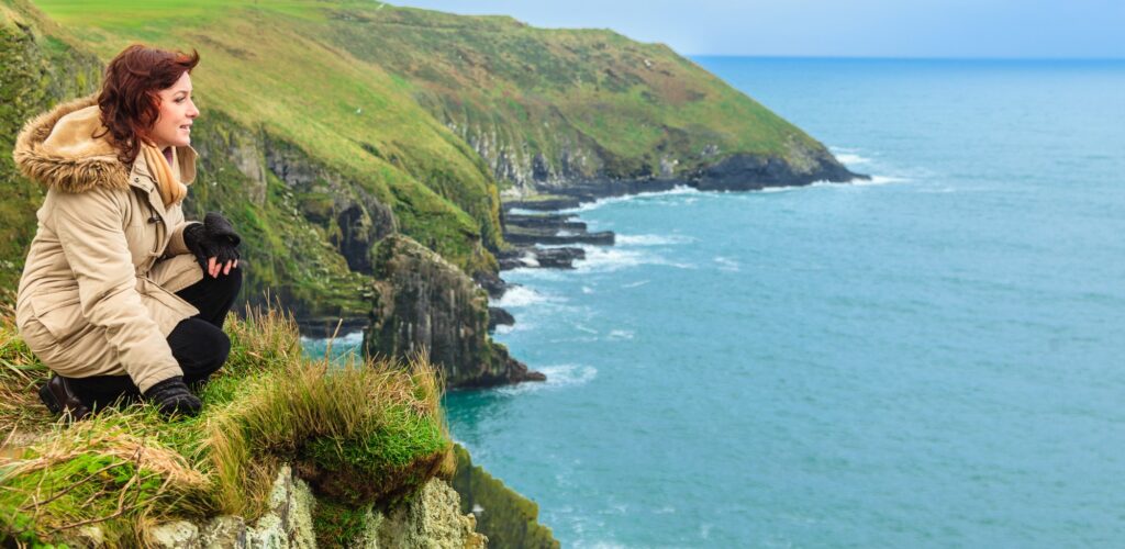 Femme voyageant seule, du côté des Falaises de Moher en Irlande - © Voyagerix 