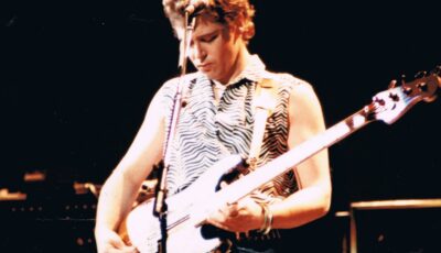 Adam Clayton a ses débuts - Michael Richardson - cc