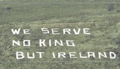 We serve no King but Ireland : un message de protestation est apparu à Belfast à l'occasion du couronnement de Charles III
