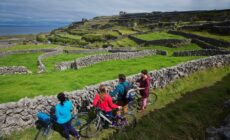 Faire du vélo sur l'île d'Inishmore. Îles d'Aran. Autoguidé. Journée complète.