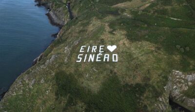 Les lettres ÉIRE ♡ SINÉAD sont apparues sur les hauteurs de Bray - https://www.instagram.com/tenthmanhello/