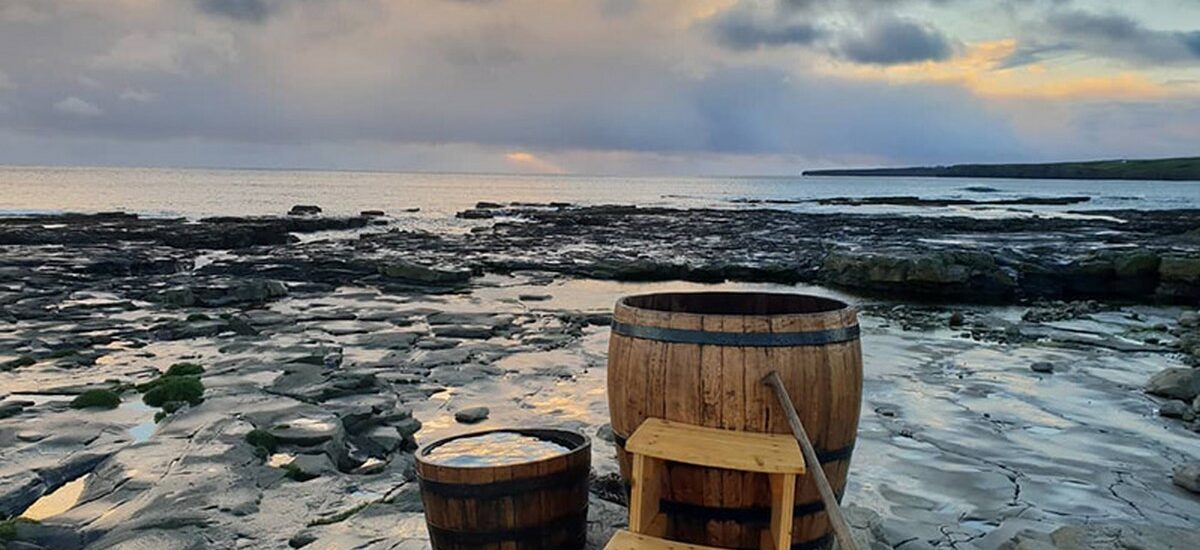 Des bains d'algues en tonneaux sont proposés par La Wild Atlentic Way Seaweeds baths - wildatlanticseaweedbaths.com