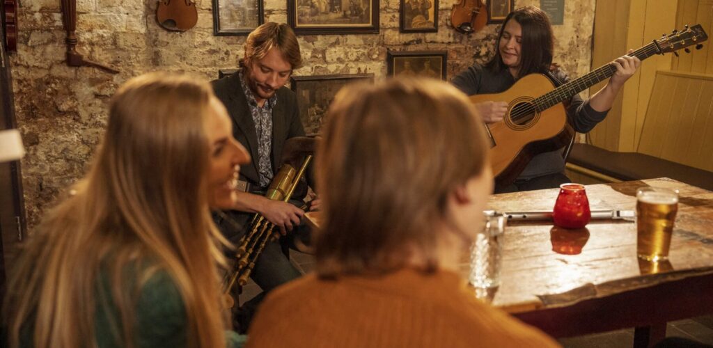 Une session de musique traditionnelle dan sunirish pub de Belfast - © 2023 Rob Durston, All Rights Reserved