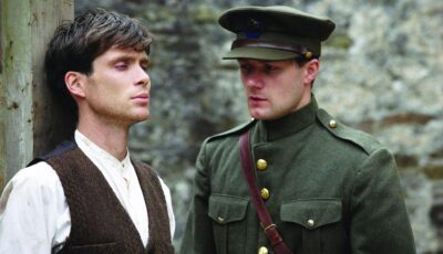 Pádraic Delaney à droite dans le film Le Vent se Lève