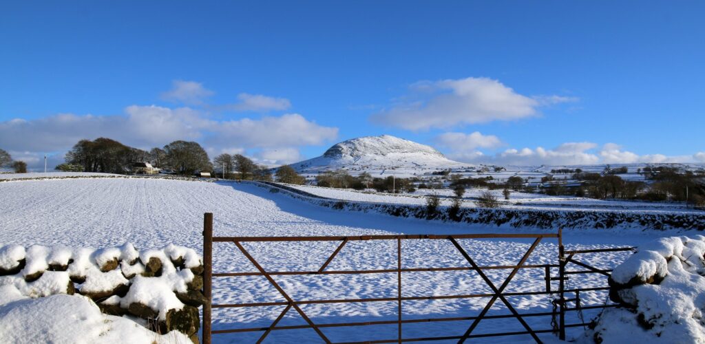La Slemish Mountain sous la neige - © Creative Landscapes