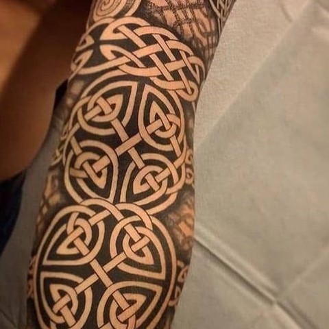 Tatouages d'entrelacs irlandais
