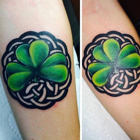 Un tatouage en trèfle et en entrelacs