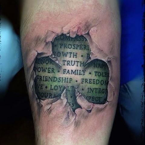 Un tatouage en 3D de trèfle irlandais