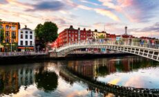 Le Ha'Penny Bridge de Dublin - Madrugada Verde