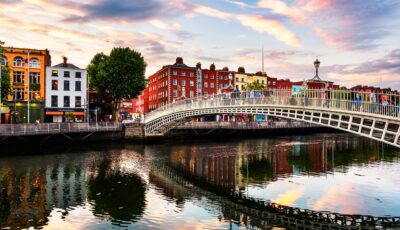 Le Ha'Penny Bridge de Dublin - Madrugada Verde