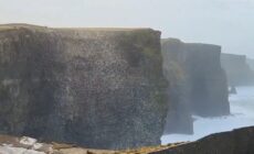 Une boule d'écume et de neige géante flottait sur les Falaises de Moher - @cormac_mcginley (X / Twitter)