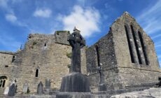 La Cong Abbey et sa croix celtique - © Swimwitdafishes - Getty Images