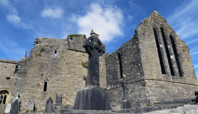 La Cong Abbey et sa croix celtique - © Swimwitdafishes - Getty Images