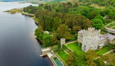 Le château de Glenveagh relié par The Lakeside Walk - © MNstudio