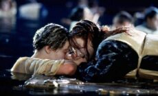 Scène du film Titanic, avec la célèbre porte en bois