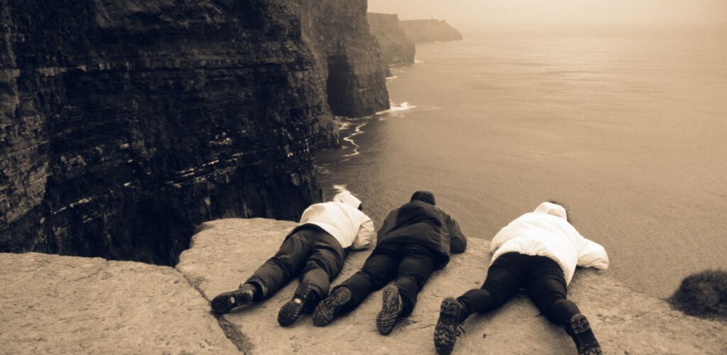 Des visiteurs trop près du bord sur les Falaises de Moher - © Philartphace - Getty Images Signature