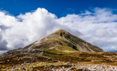 La montagne Croagh Patrick attire chaque année 120 000 randonneurs en pélerinage - © AlbertMi - Getty Images