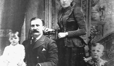 Molly Brown, son mari et ses enfants - Public domain