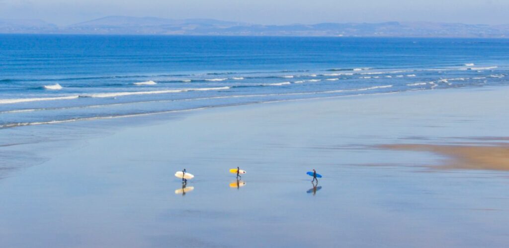 Des surfeurs en Irlande - © arkanex - Getty Images 