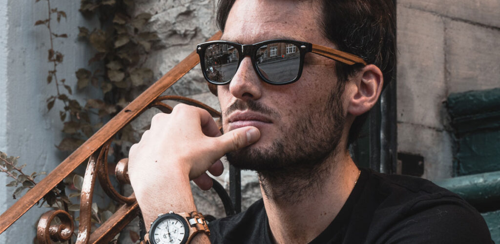 Une paire de lunette et une montre en bois de la boutique The-wood-stock.com