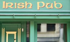 Une façade d'Irish Pub, où l'on sert du Pub Grub - © Eivaisla - Getty Images Signature