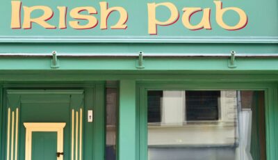 Une façade d'Irish Pub, où l'on sert du Pub Grub - © Eivaisla - Getty Images Signature