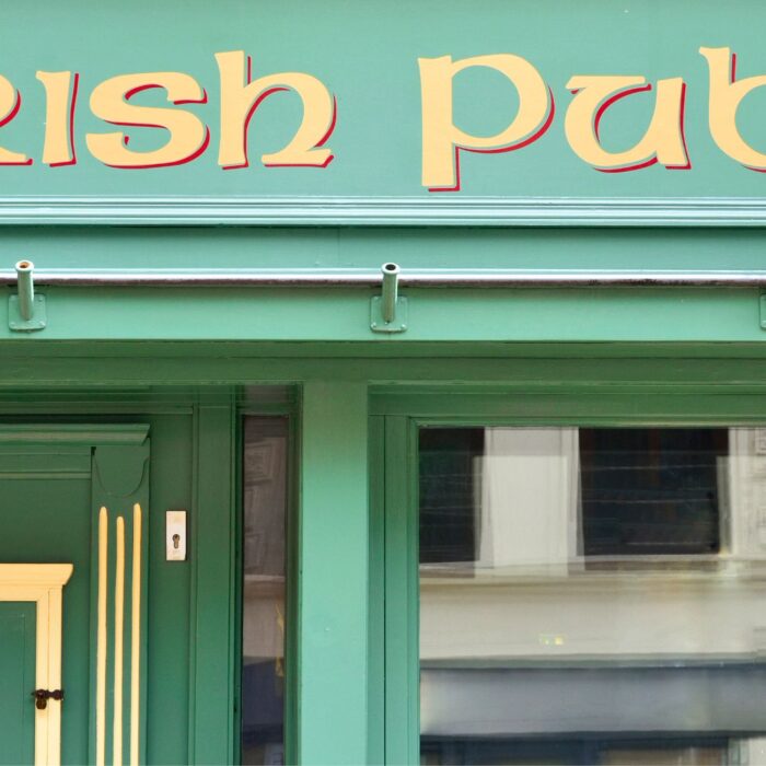 Une façade d'Irish Pub, où l'on sert du Pub Grub - © Eivaisla - Getty Images Signature