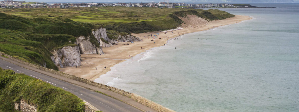 Une voiture sur la côte en Irlande - ©Tourism Ireland by Richard Watson