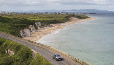 Une voiture sur la côte en Irlande - ©Tourism Ireland by Richard Watson