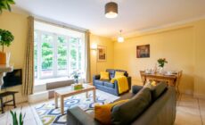 122 – Large Duplex with Parking by Shortstays