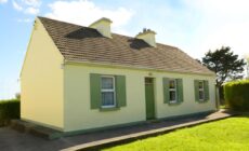 4-Bed Cottage in Co Galway 5 minutes from Beach